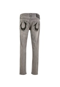 Jeans din denim gri cu un design drept, decorate cu cusături negre pe buzunarele din spate și o etichetă de marcă la talie.