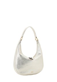 Kleine silberne Handtasche aus strukturiertem Leder mit geschwungener Form, einem kurzen einzelnen Tragehenkel und kleinem goldenem Markenlogo nahe der unteren Kante.