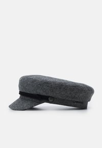 Bonnet en laine grise avec un sommet plat, visière courte, bande tressée noire, et un bouton décoratif sur le côté. Texture lisse avec un motif subtil.