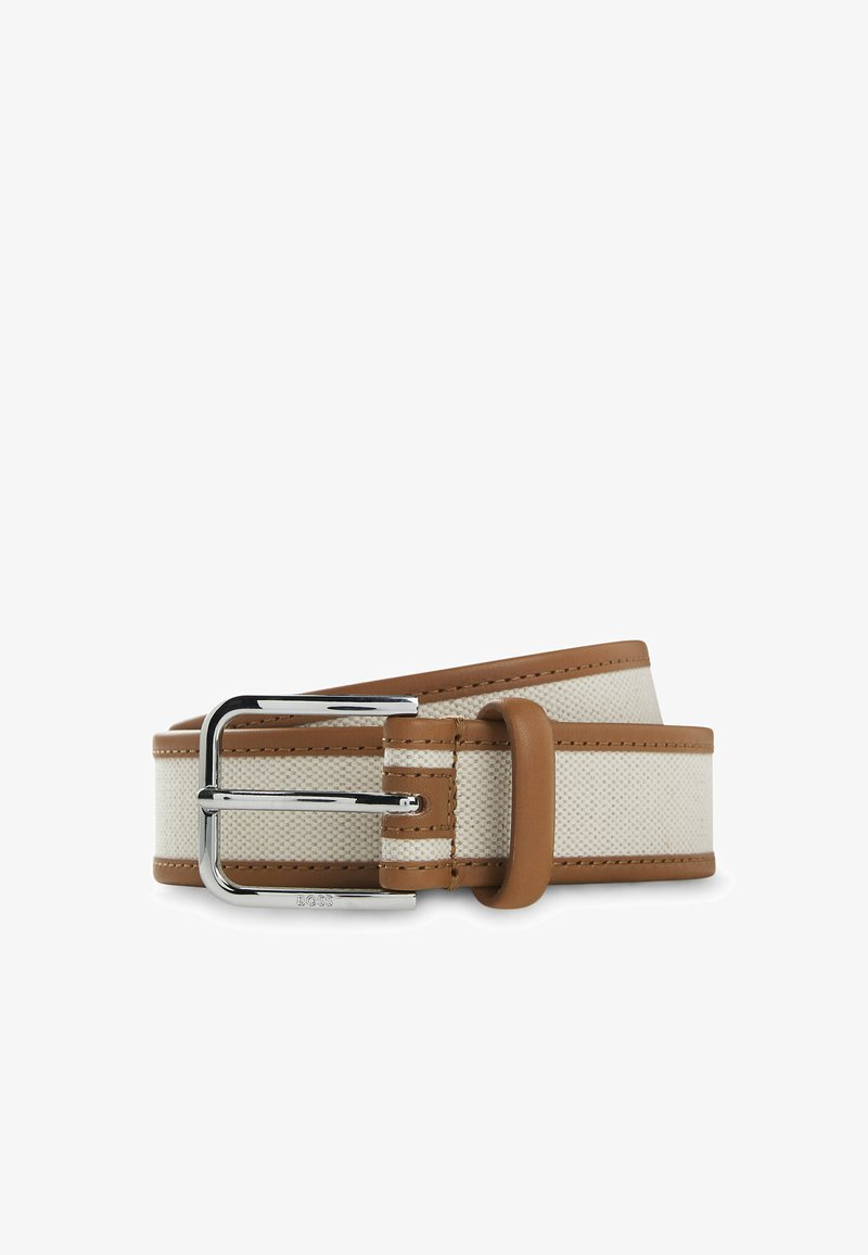 Beige Stoffgürtel mit braunen Lederkanten und Schlaufe, ausgestattet mit einer polierten silbernen rechteckigen Schnalle mit dem Markennamen "BOSS".
