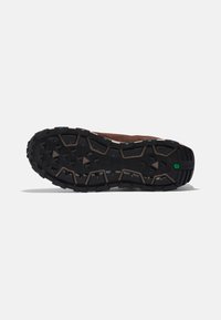 Zapato de senderismo marrón con suela de goma negra. Patrón de relieve profundo para un mejor agarre. Material superior ligero integrado con elementos de amortiguación.