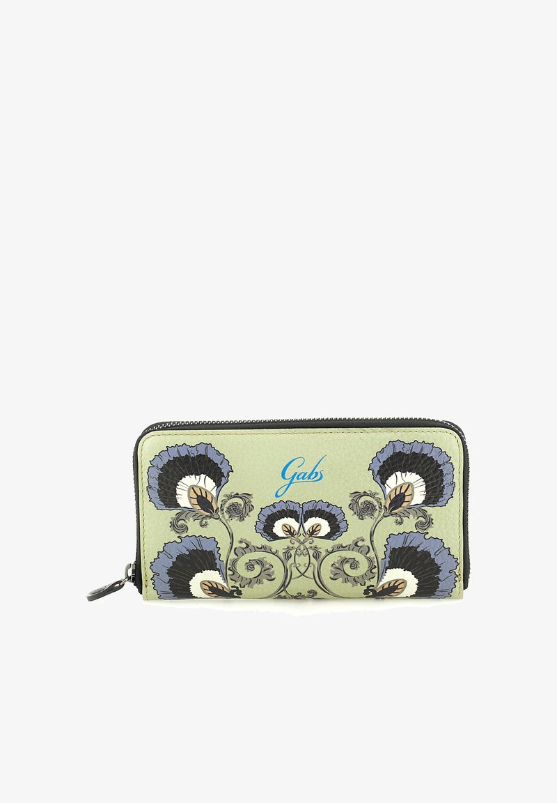 Portafoglio verde con chiusura zip, decorato con un motivo floreale blu e nero e logo "Gabs" in scrittura blu sul davanti.