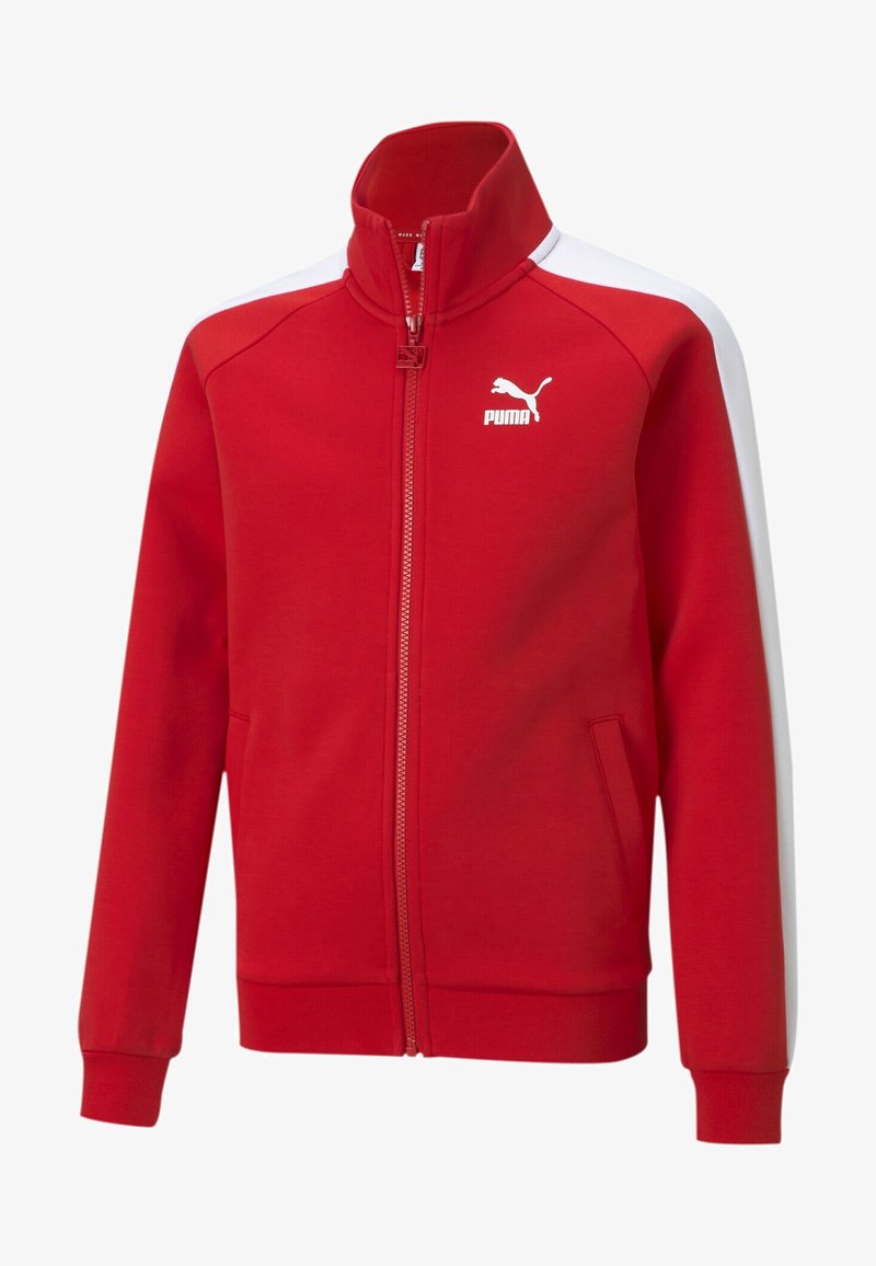 Rød zip-jakke lavet af glat stof, har hvide sidedele og en høj krave. Puma-logo i hvidt på forsiden. To sidelommer.