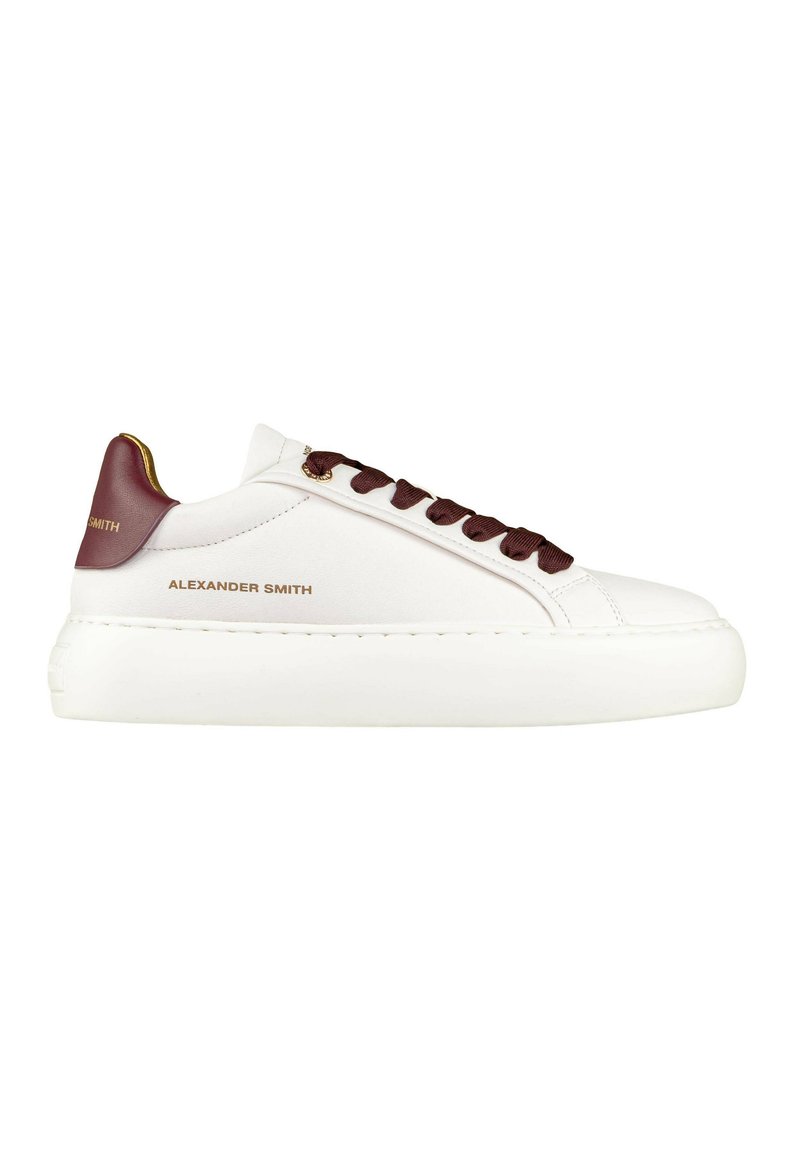 Sneaker bianco con una tomaia in pelle texturizzata, accenti bordeaux sul tallone e sui lacci, e una suola chunky bianca. Logo "Alexander Smith" esposto.