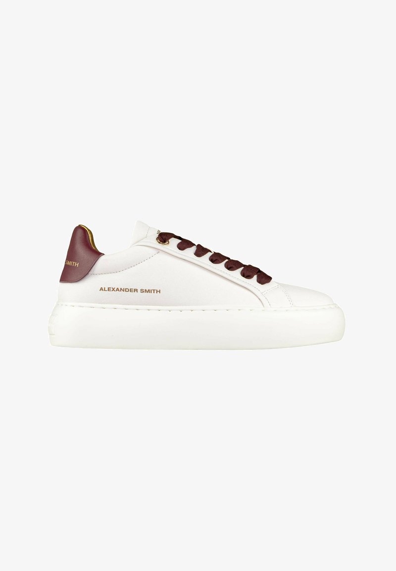 Sneaker bianco con una tomaia in pelle texturizzata, accenti bordeaux sul tallone e sui lacci, e una suola chunky bianca. Logo "Alexander Smith" esposto.