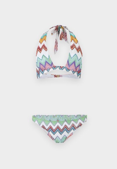 Μπικίνι δύο τεμαχίων με πολύχρωμο ζιγκ-ζαγκ μοτίβο σε αποχρώσεις πράσινου, μοβ, πορτοκαλί και λευκού, με τοπ halter και μαγιό με χαμηλή μέση.