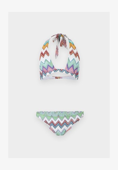 Μπικίνι δύο τεμαχίων με πολύχρωμο ζιγκ-ζαγκ μοτίβο σε αποχρώσεις πράσινου, μοβ, πορτοκαλί και λευκού, με τοπ halter και μαγιό με χαμηλή μέση.