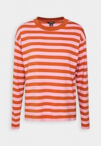 Tričko s dlouhým rukávem a kolem krku, s vodorovnými pruhy v růžové a rezavě oranžové barvě, standardní střih, měkká látka, neformální styl.