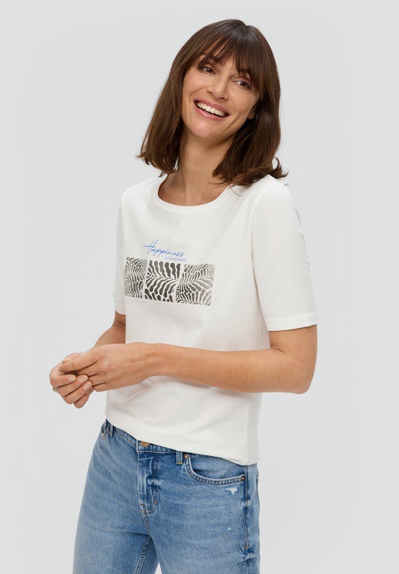 Weißes T-Shirt mit kurzen Ärmeln, das eine quadratische Grafik mit schwarz-weißen abstrakten Mustern und blauer Schrift "Happiness is homemade" zeigt.