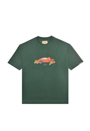 Tamnocrvena zelena majica kratkih rukava s centralnim grafičkim prikazom narančastog starinskog automobila okruženog narančastim ružama.