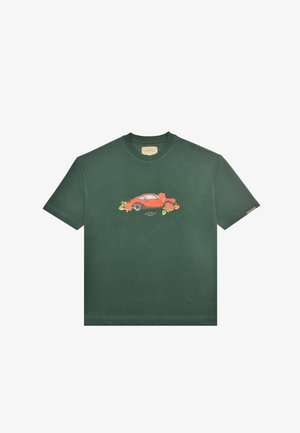 Tamnocrvena zelena majica kratkih rukava s centralnim grafičkim prikazom narančastog starinskog automobila okruženog narančastim ružama.