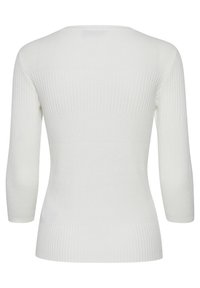 Weißes, geripptes Stricktop mit Rundhalsausschnitt und Dreiviertelärmeln. Glatte Textur, taillierte Passform, nahtloser Rücken ohne Verzierungen.