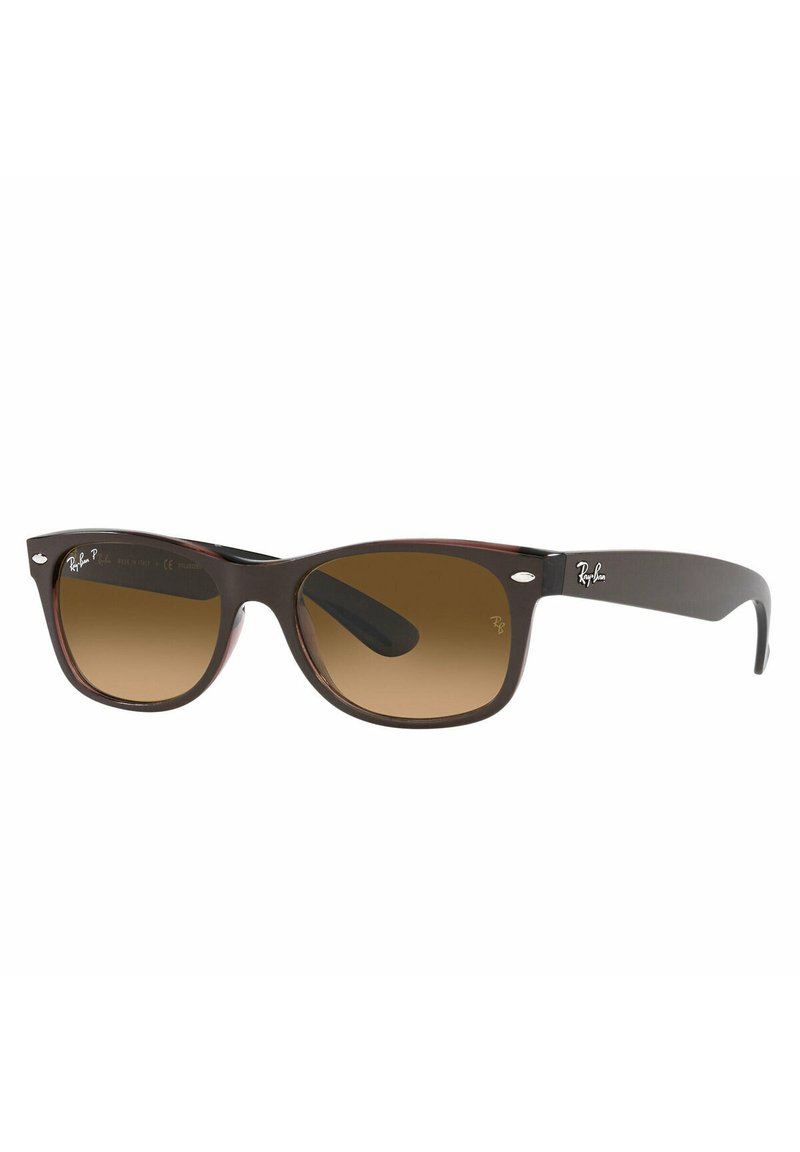 Occhiali da sole con gradiente marrone, lenti rettangolari, montatura in plastica marrone scuro e accenti in argento sul braccio. Design classico.