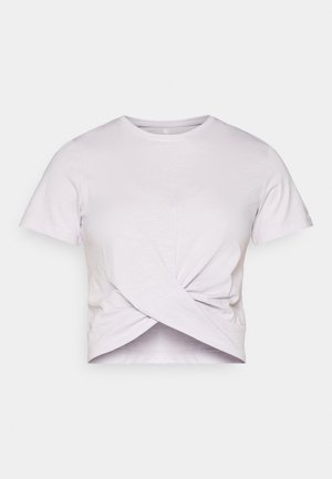 Ανοιχτό λιλά κοντομάνικο μπλουζάκι, με σχέδιο στριφτού κόμπου στο μπροστινό μέρος, φτιαγμένο από μαλακό, ελαφρύ ύφασμα με στρογγυλή λαιμόκοψη.