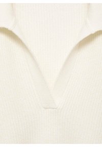 Weißer Strickpullover aus strukturiertem Material mit V-Ausschnitt und gefaltetem Kragen. Die Oberfläche hat ein feines Rippmuster.