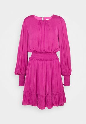 Różowa sukienka z długim rękawem, z marszczonym pasem, elastycznymi mankietami, okrągłym dekoltem i falbaną na dole.