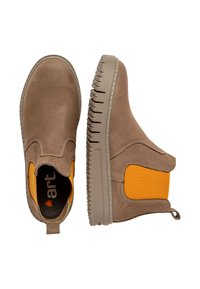Botas de Tobillo de ante marrón con paneles laterales elásticos naranjas y suelas de goma texturizadas con ranuras horizontales para una mejor tracción.