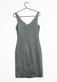 Šedé šaty bez rukávů s výstřihem do V a křížovým designem; hladká textura; přiléhavý střih s viditelnými švy a rovný lem.