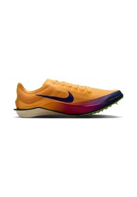 Chaussure de course Nike avec une tige en mesh orange respirant, un logo bleu marine, et une semelle dégradée avec des accents violets et verts ainsi que des pointes.