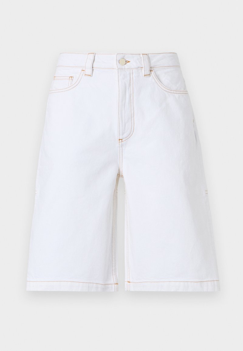 Shorts en denim blanc avec une coupe droite, cinq poches et des coutures contrastantes couleur tan. Comprend une fermeture avec bouton et zip à l'avant.