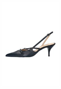 Chaussure à talon slingback en cuir noir avec un bout pointu, un talon fin et des détails décoratifs en sangle. Texture lisse avec des accents en découpes.