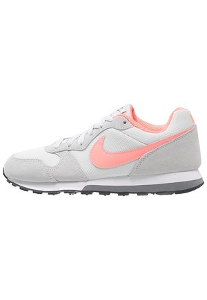 Weiß-grauer Sportschuh mit pinkem Nike-Swoosh, pinkem Innenfutter, weißen Schnürsenkeln und schwarzer Sohle, im Profil nach rechts zeigend.