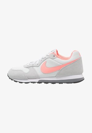 Weiß-grauer Sportschuh mit pinkem Nike-Swoosh, pinkem Innenfutter, weißen Schnürsenkeln und schwarzer Sohle, im Profil nach rechts zeigend.
