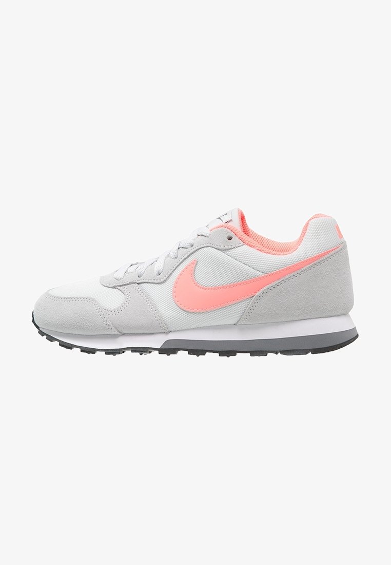 Basket de sport blanche et grise avec virgule Nike rose, doublure intérieure rose, lacets blancs et semelle noire, montrée de profil orientée vers la droite.