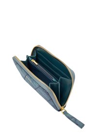 Teal läderplånbok med gyllene dragkedja, som har flera kortfack, en dragkedjeficka och en texturerad yttre detalj.