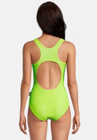 Maillot de bain une pièce vert vif avec un col haut, un dos nu et des bretelles de type racerback. Texture lisse, design ajusté et sans motifs visibles.