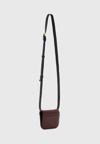 Borsa a tracolla in pelle bordeaux con tracolla nera regolabile, forma rettangolare compatta e due rifiniture verticali in cucitura.