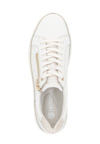 Weiße Sneaker mit einer strukturierten Lederoberfläche, Schnürdesign und goldenen Reißverschlussdetails an der Seite. Weiche Stoffauskleidung mit gepolsterter Innensohle.