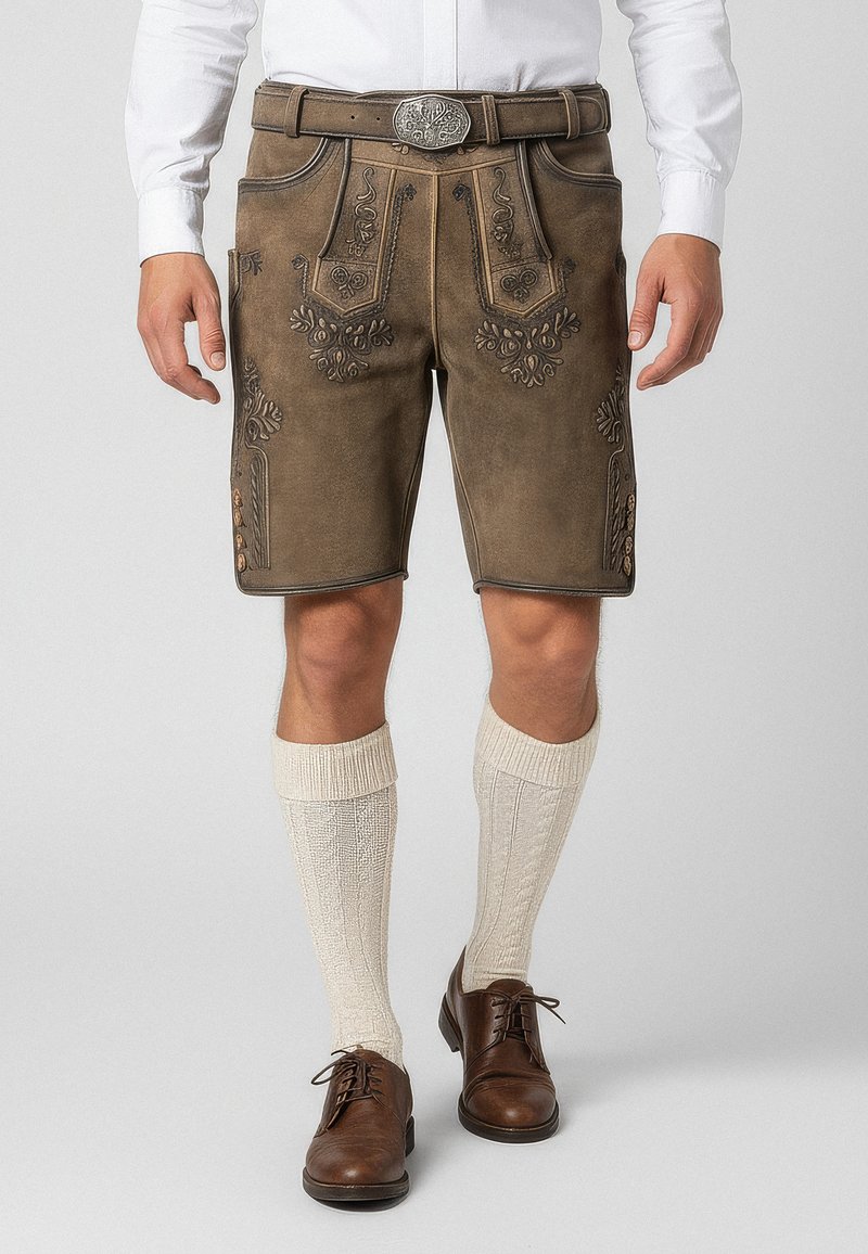 Hnědé kožené lederhosen s jemným vyšíváním, doplněné smetanovými podkolenkami po kolena a hnědými botami. Obsahuje zdobený opasek.