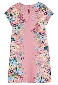 Kukallinen mekko vaaleanpunaisena, jossa on elävät moniväriset kukkakuviot, lyhyet hihansuut ja avausniskassa nappikiinnitys.