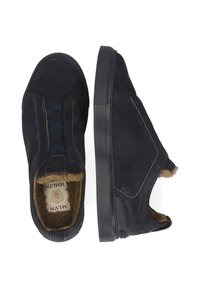 Dunkelblaues Wildleder-Slipperpaar mit einem weichen Futter aus Fell, Gummisohle und genähten Akzenten. Verfügt über ein strukturiertes dunkles Stoffband für zusätzlichen Stil.