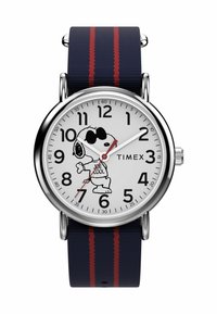 Timex ur med hvid skive, sorte tal, rød sekundviser og Snoopy grafik. Marineblå rem med røde striber, metalhus.