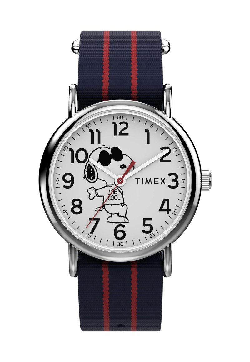 Timex ur med hvid skive, sorte tal, rød sekundviser og Snoopy grafik. Marineblå rem med røde striber, metalhus.