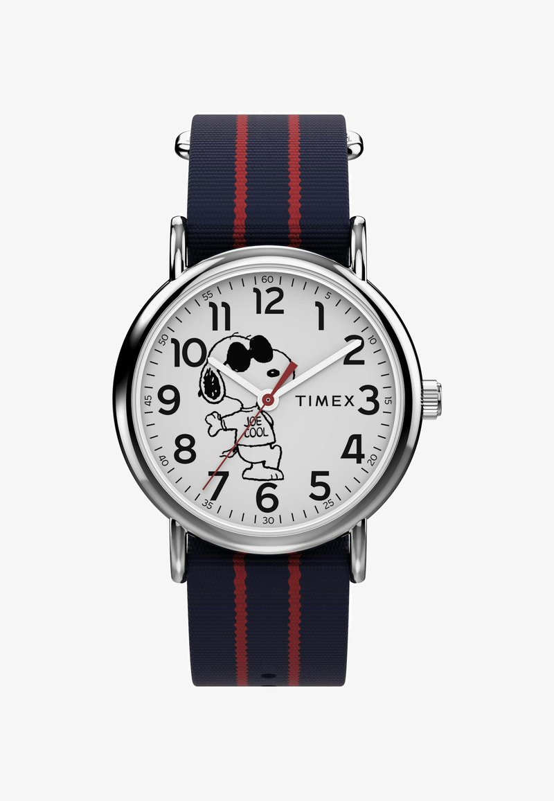 Timex ur med hvid skive, sorte tal, rød sekundviser og Snoopy grafik. Marineblå rem med røde striber, metalhus.