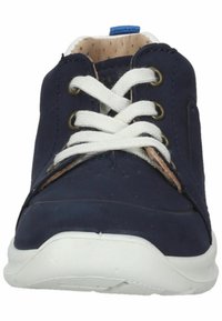 Marineblaue Sneaker mit weißen Schnürsenkeln, goldenen Ösen und einer strukturierten weißen Sohle. Verfügt über ein glattes Obermaterial mit einem kontrastierenden beige Akzent.