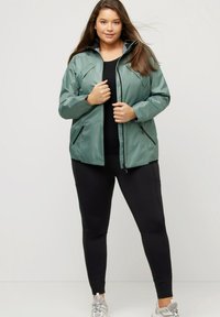 Ulla Popken HYPRAR FUNKTIONS WASSERDICHT  FINISH KAPUZE - Ulkoilutakki - mintgrün