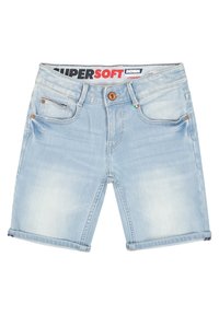 Pantalones cortos de mezclilla azul claro con corte recto, presentan dobladillos con vuelta, bolsillos frontales y una cinturilla con marca. Textura suave con acabado desgastado.