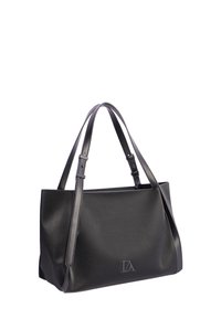 Bolso tote de cuero negro con superficie texturizada, dos correas ajustables y logotipo en relieve en la parte frontal. Forma rectangular con lados estructurados.
