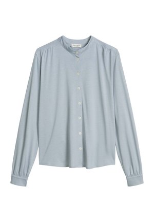 Blusa a maniche lunghe azzurro chiaro con colletto alla coreana, chiusura con bottoni sul davanti e dettagli arricciati su spalle e polsini.