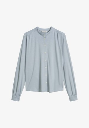 Blusa a maniche lunghe azzurro chiaro con colletto alla coreana, chiusura con bottoni sul davanti e dettagli arricciati su spalle e polsini.