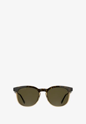 Occhiali da sole tartarugati con montatura a forma di occhi di gatto, lenti verdi scure e dettagli trasparenti marroni sulle aste, con branding discreto.