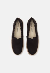 Baskets slip-on noires en toile avec bords effilochés et inserts élastiques. Semelle en fibre naturelle de couleur beige, légères et conçues pour le confort.
