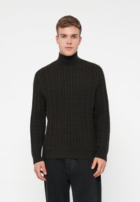 Schwarzer gestrickter Rollkragenpullover mit einem strukturierten Kabelmuster, gerippten Bündchen und Saum. Gerade Passform, lange Ärmel und ein hoher Kragen.