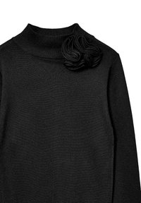 Pull noir à manches longues avec un col haut côtelé et une fleur en tissu noire décorative sur l'épaule gauche.