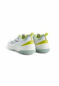 Sneakers con lacci caratterizzati da una tomaia in rete bianca con accenti grigi, dettaglio del tallone giallo brillante e una suola imbottita verde menta.