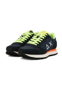 Scarpe da corsa blu navy con lacci giallo neon, in materiali tessili e scamosciati, suola bianca, accento arancione e dettaglio logo sul lato.